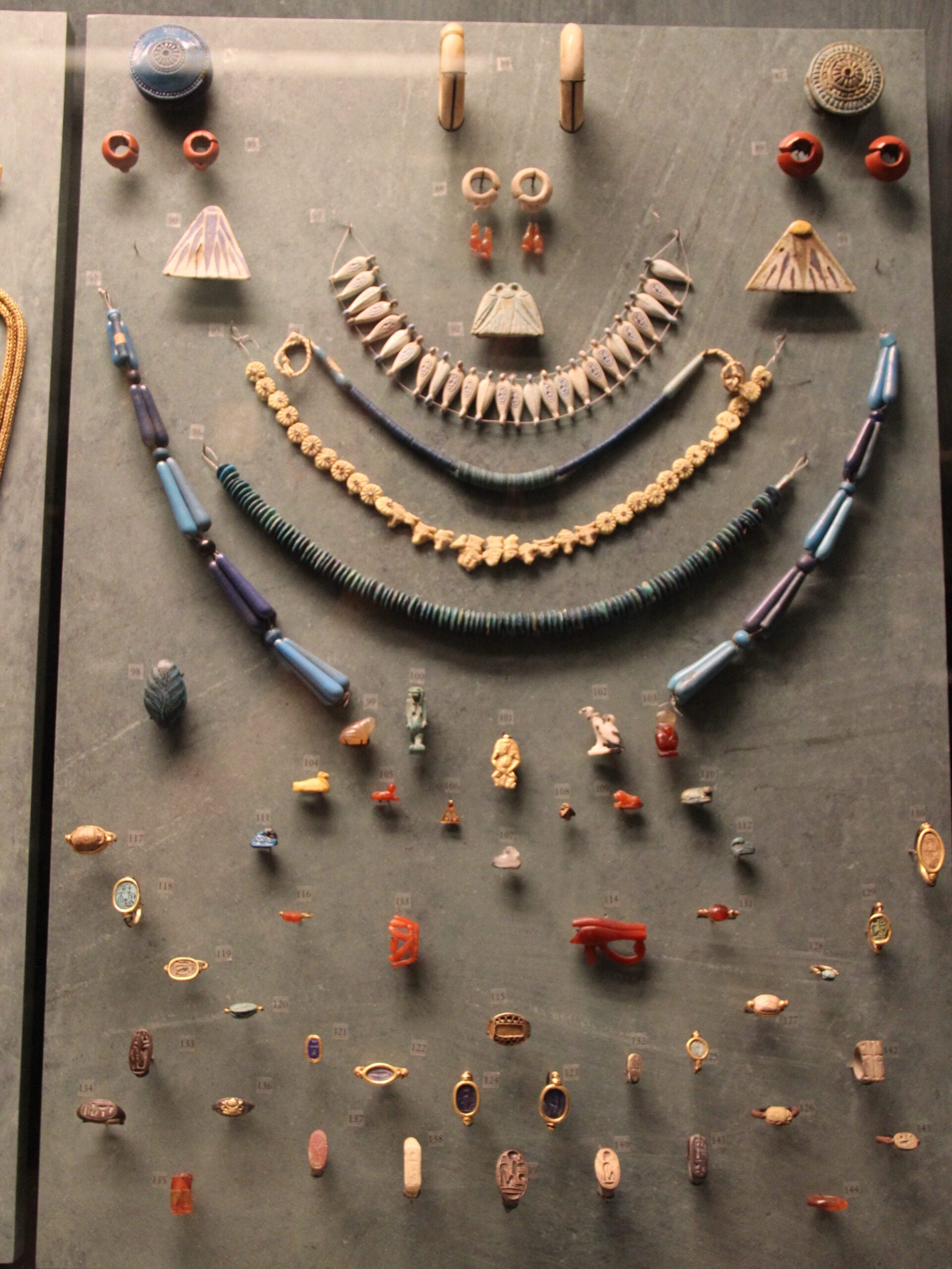 ピアスの歴史:古代エジプト 2 Ancient Egypt Jewelry New Kingdom 27795764824 edited scaled