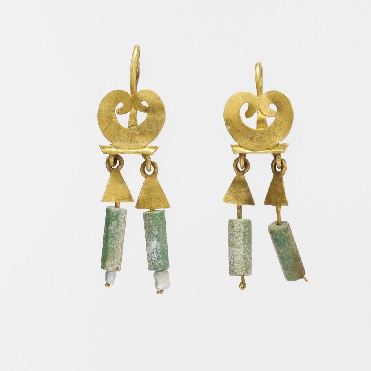 ピアスの歴史:古代ローマ 4 Gold and chalcedony earrings MET DP208013 74513948 9 edited