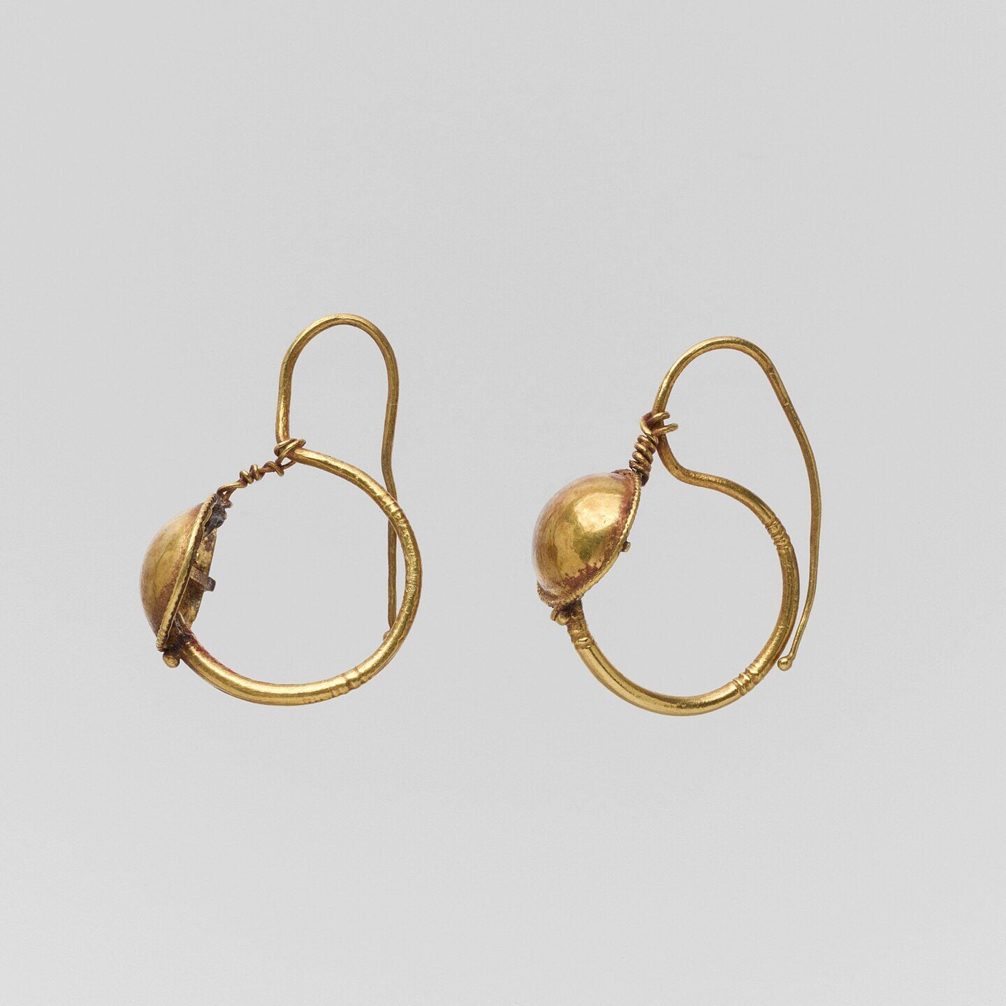 ピアスの歴史:古代ローマ 6 Gold earring with convex disc MET DP135927 edited