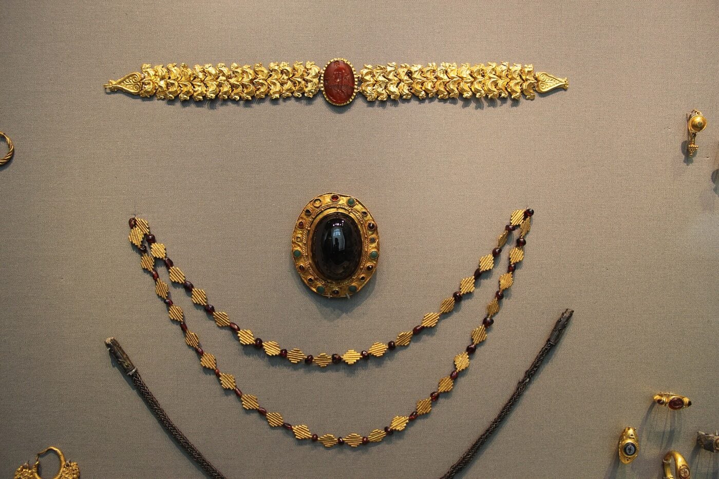 ピアスの歴史:古代ローマ 3 Roman Gold Jewelry 28726309805