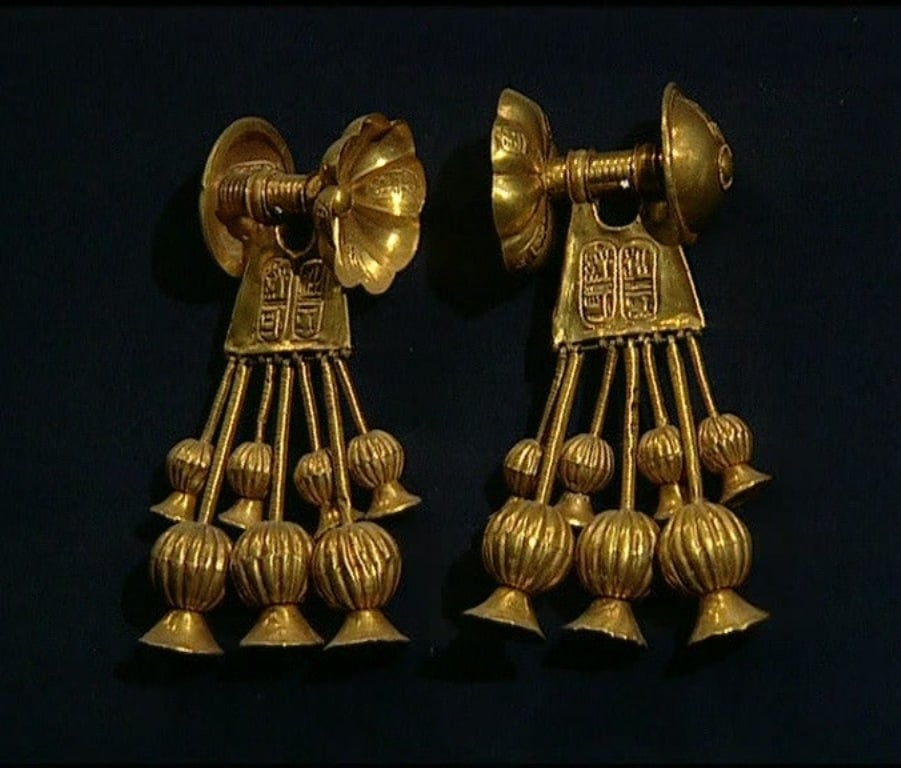 ピアスの歴史:古代エジプト 4 Seti II gold earrings from KV56