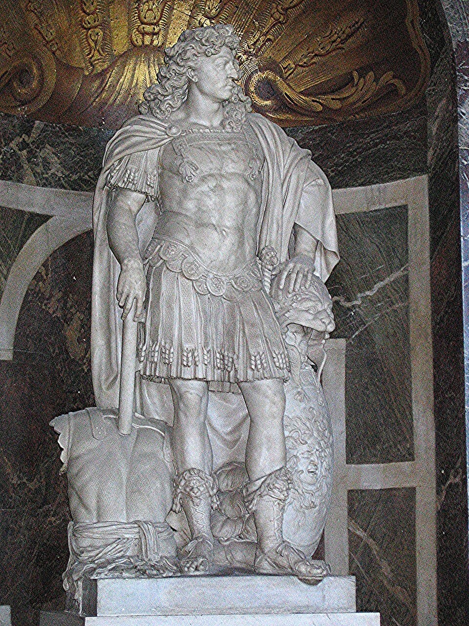 ピアスの歴史:古代ローマ 8 StatueLouis14
