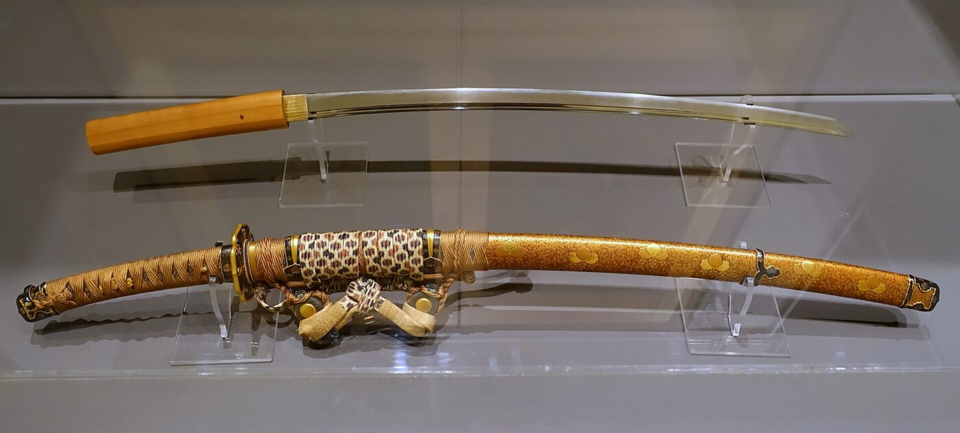 日本のジュエリー:平安時代〜江戸時代 3 Sword blade Japan Ichimonji School Kamakura c. 1325 steel with mounting Edo 1700s lacquer on wood Jordan Schnitzer Museum of Art University of Oregon Eugene Oregon DSC09380