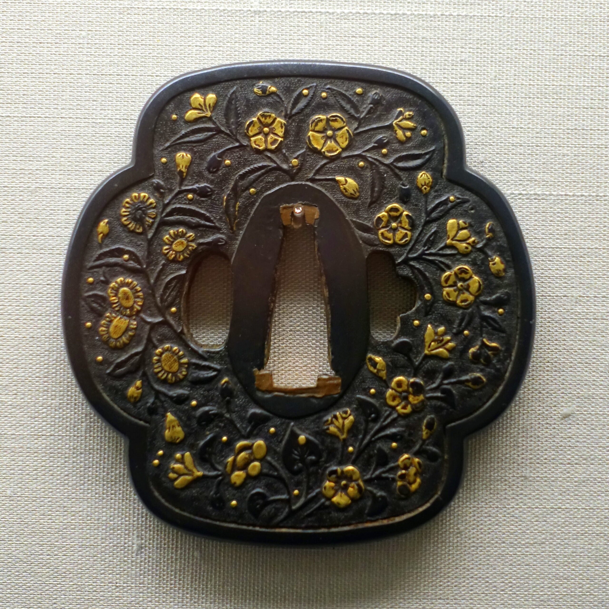 日本のジュエリー:平安時代〜江戸時代 4 Sword guard with flowering plant design Mino school Muromachi period 1500s AD Tokyo National Museum Ueno Park Tokyo Japan DSC08804 edited scaled