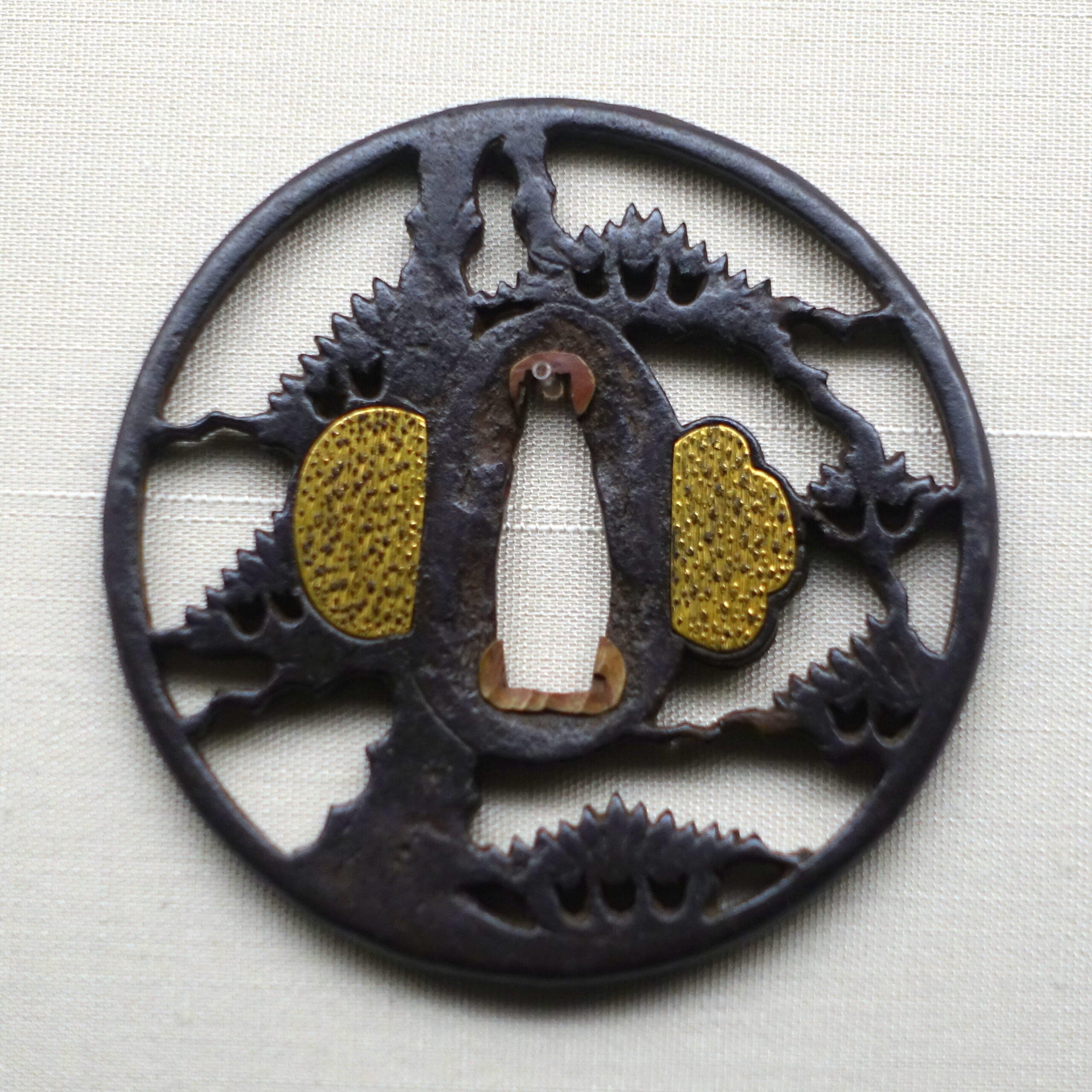 日本のジュエリー:平安時代〜江戸時代 5 Sword guard with pine design in openwork Owari school Muromachi Azuchi Momoyama period 1500s AD Tokyo National Museum Ueno Park Tokyo Japan DSC08799 edited scaled