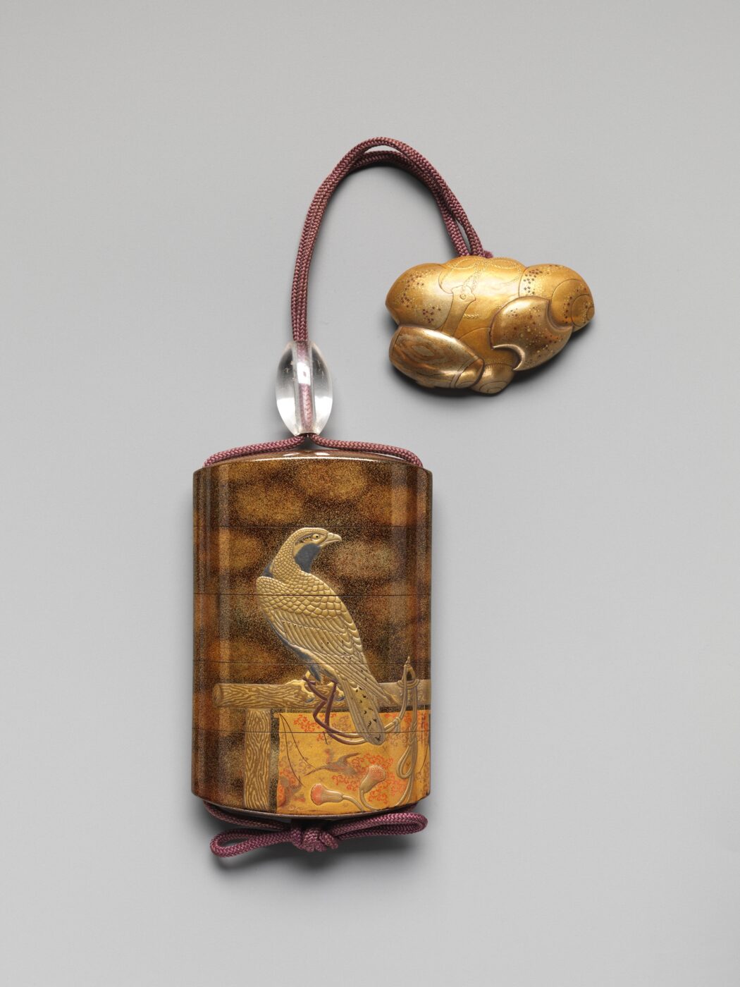 日本のジュエリー:平安時代〜江戸時代 8 印籠 Inro with Design of Two Hawks on Tasseled Perches